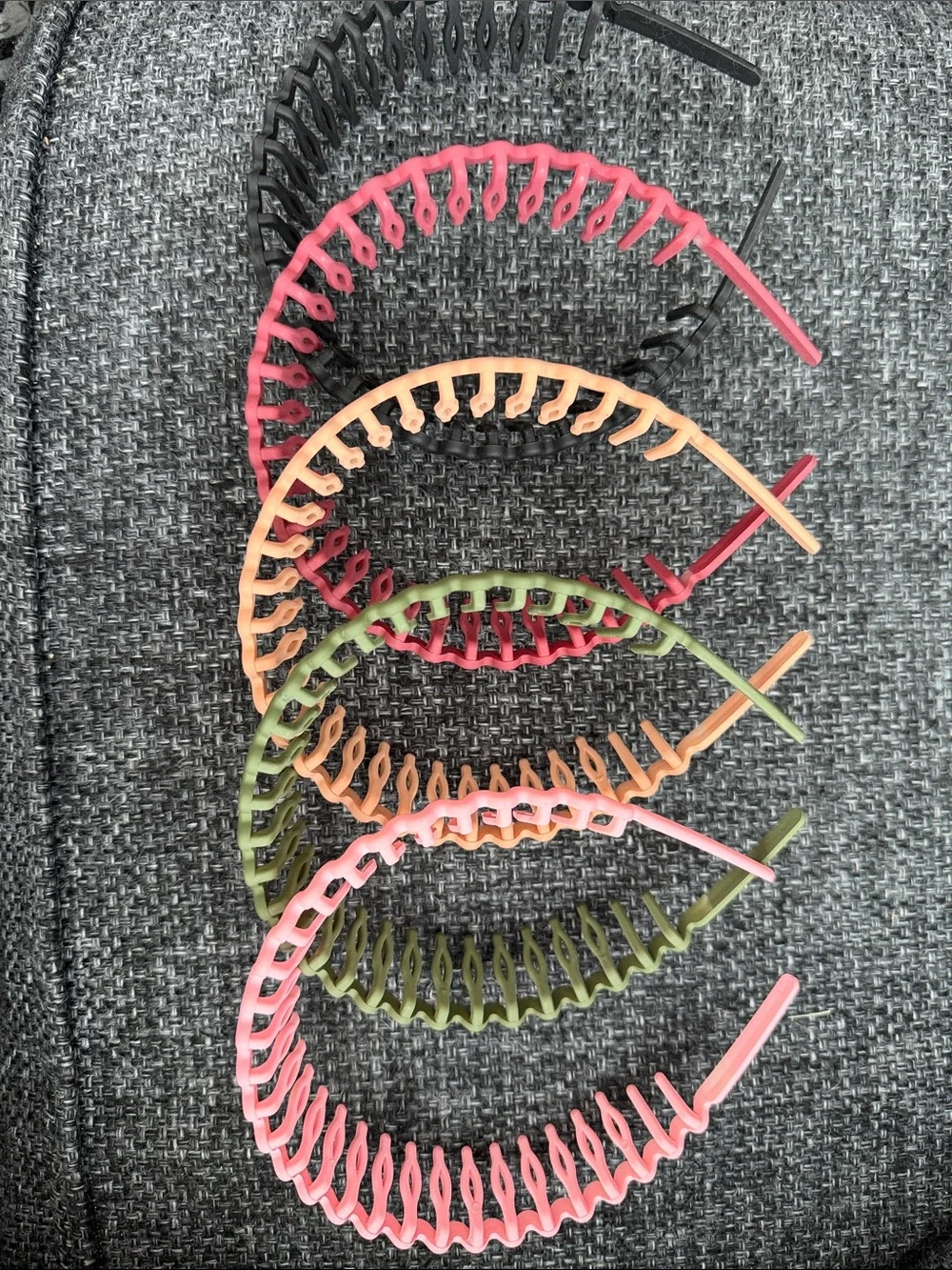 Set of Multicolor Plastic Headbands with Teeth (x5)